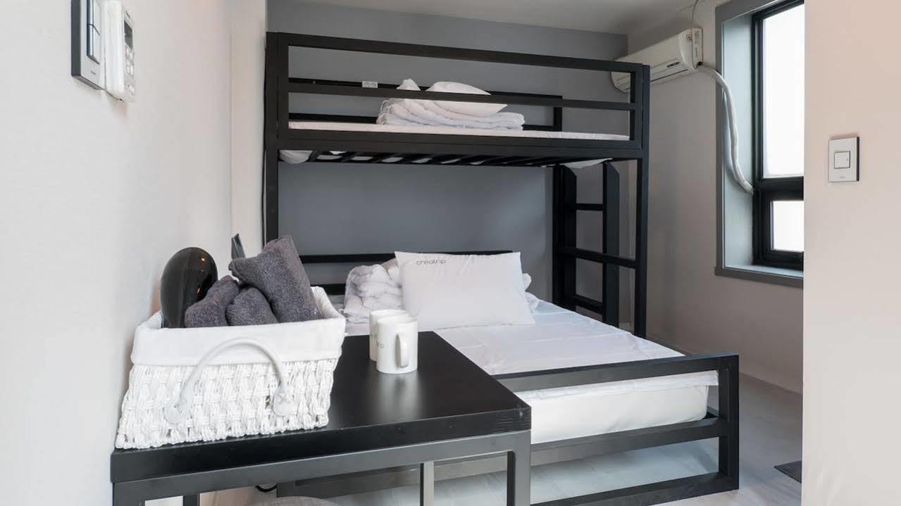 Sinchon Cooing Guesthouse 2* Seoul
